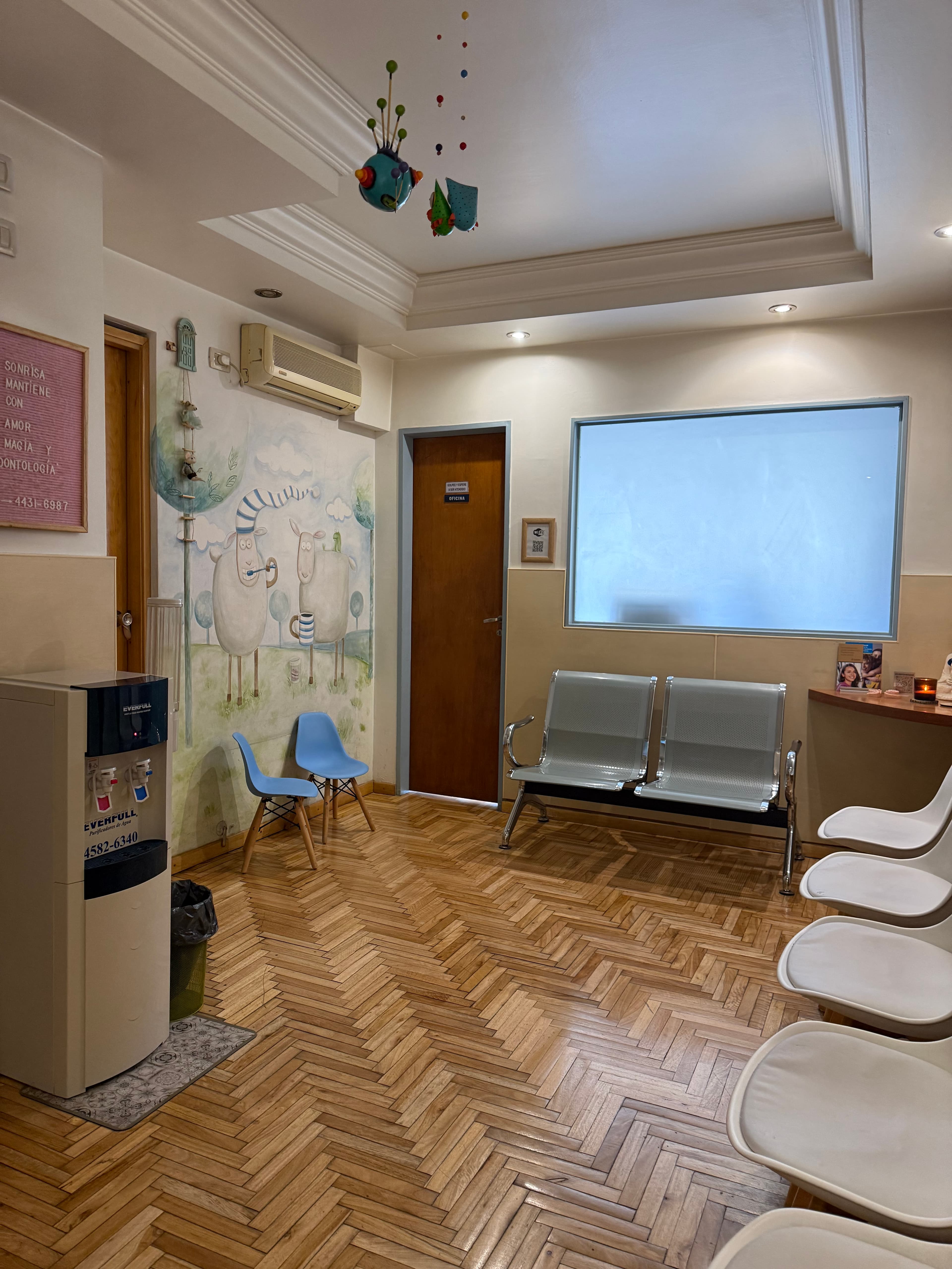 Sala de espera del consultorio odontológico en Caballito